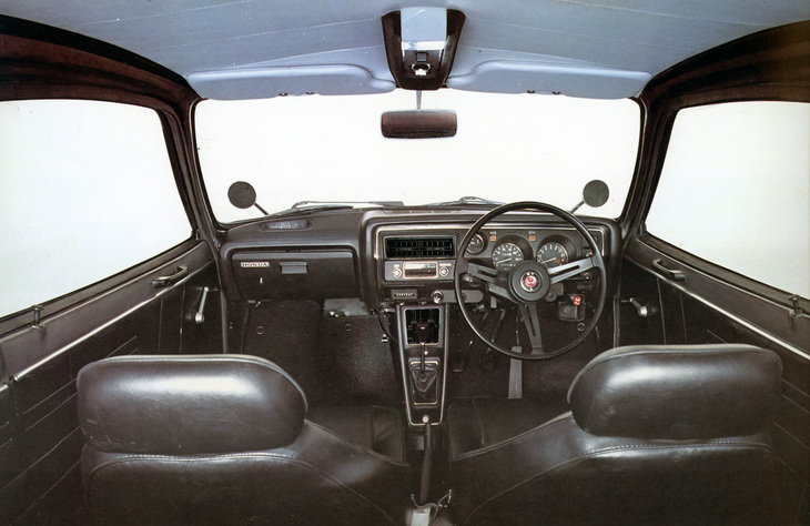 「ホンダZ」のインテリア。これは「GT」で、オーバーヘッドコンソールなどが備わる。