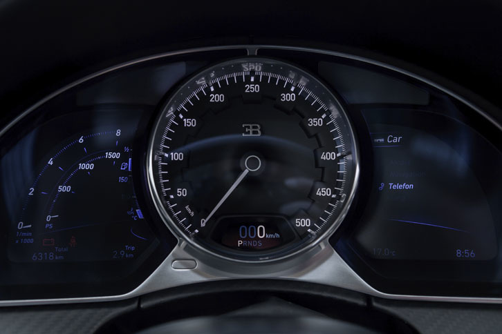 中央に据えられたスピードメーターには500km/hまで刻まれている。