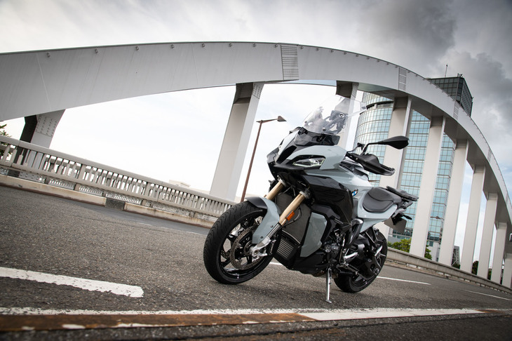 カラーリングは「アイスグレー」（写真）と「レーシングレッド」の2種類。色により、カウルに施される「XR」のロゴも異なる。