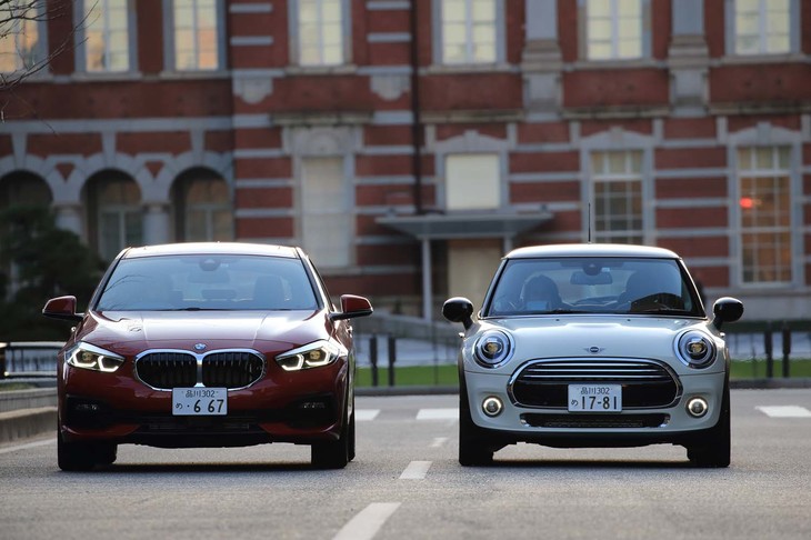 FWD化された「BMW 1シリーズ」（写真左）と、BMWが仕立て上げた「MINI」。2台のキャラクターの違いを確かめるためにワインディングロードからサーキットまで駆け回りました。（photo：荒川正幸）