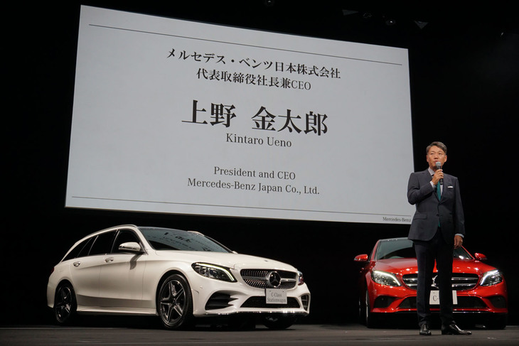 『石橋』が終わるとともに舞台が回転して、「Cクラス ステーションワゴン」と「セダン」が登場。メルセデス・ベンツ日本の上野金太郎社長があいさつに立った。