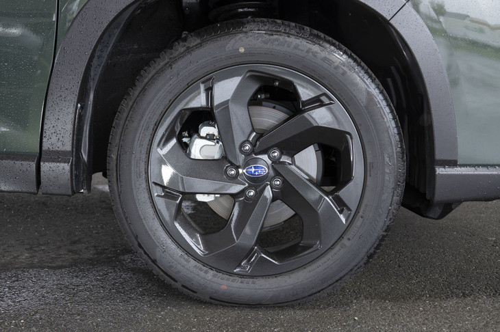 外観では、新デザインの18インチアルミホイールも従来型との識別点。ただし「ツーリング」「X-BREAK」に装着される17インチホイールの意匠は、これまでと同じだ。