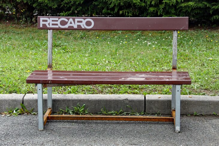 フランス東部の自動車デザイン学校で。校庭にあった休憩用ベンチ。やはり文字のパワーは大きい？