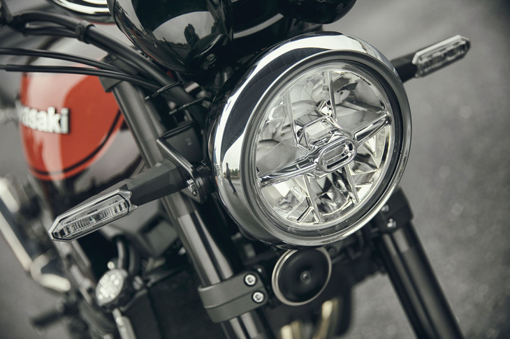 クラシカルな表情を見せるヘッドランプは、LED式。ウインカーやテールランプにもLEDが採用されている。