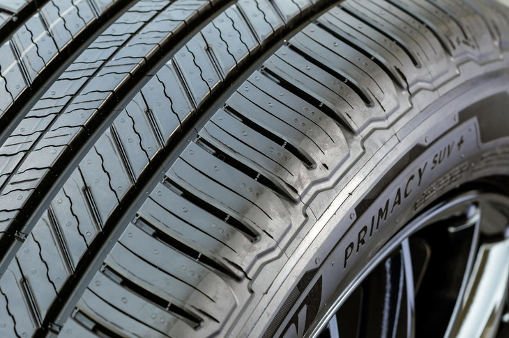 騒音を抑制するべく最適化されたブロック。パターンノイズを減少するべく、従来品よりトレッド面に対する溝の比率も下げられている。