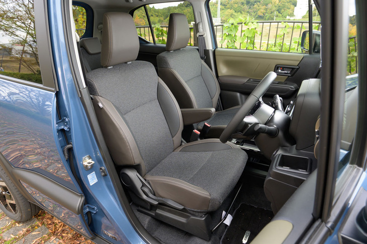 前席にはシートヒーターを標準で採用。試乗車に備わる、ブラウンステッチが施された合皮とはっ水ファブリックのコンビシートは、「アップグレードパッケージ」に含まれるオプション装備となる。