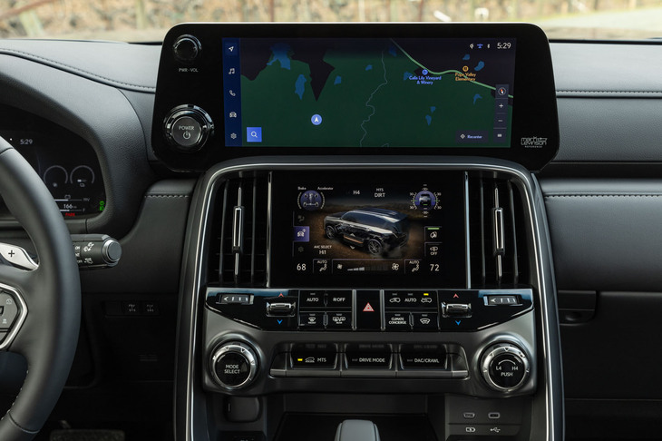 上下2段式のタッチスクリーンはこれまでどおり。上の12.3インチがインフォテインメント用で下の7インチはオフロードやエアコンなどの詳細な設定用だ。