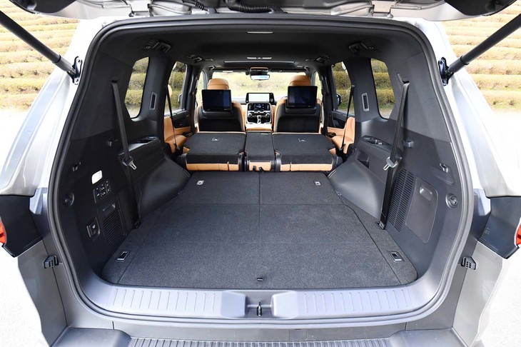 レクサスLX600（3列目シートと2列目シートを倒した状態）