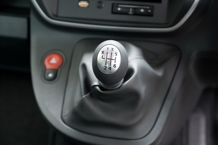 6段MTはシフトノブ、クラッチペダルともに操作性良好。エンジンとのマッチングも秀逸で、楽に回転合わせできる。