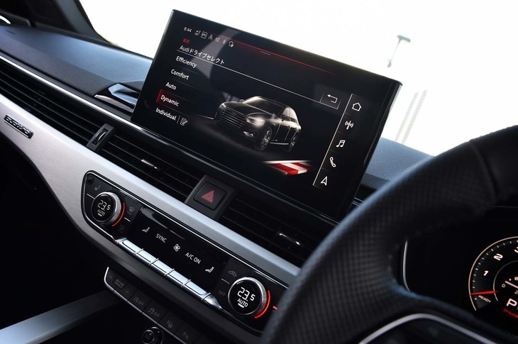 「アウディドライブセレクト」により、簡単なスイッチ操作で走行環境に最適な車両設定が実現できる。写真は「A4 45 TFSIクワトロSライン」のもの。