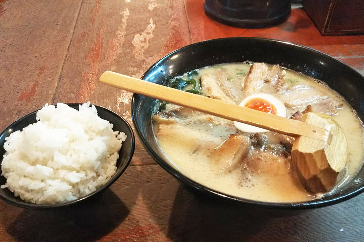 江川亭三鷹大沢店で思い出したのだが、今年もワタクシ、健康診断でシビれる結果をたたき出してしまった。ジャーナリストのS氏、カメラマンのA氏には「ラーメンライスをやめろ」と迫られたが、もちろんその気はない。これからも限界の向こう側を見せてやるぜ。写真は、愛知が誇るラーメン本郷亭の白湯ラーメン。