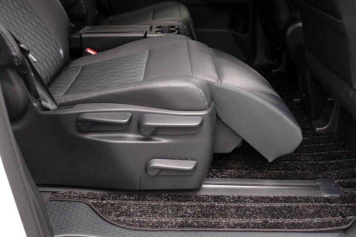 トヨタ・ノアS-Z＜7人乗り／ハイブリッド車＞（2列目キャプテンシートのオットマン）