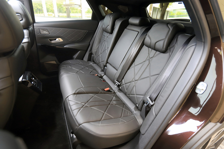 上級グレード「グランシック」の後席には、背もたれのリクライニング機構が備わる。写真は、手前側を最も寝かせた状態。