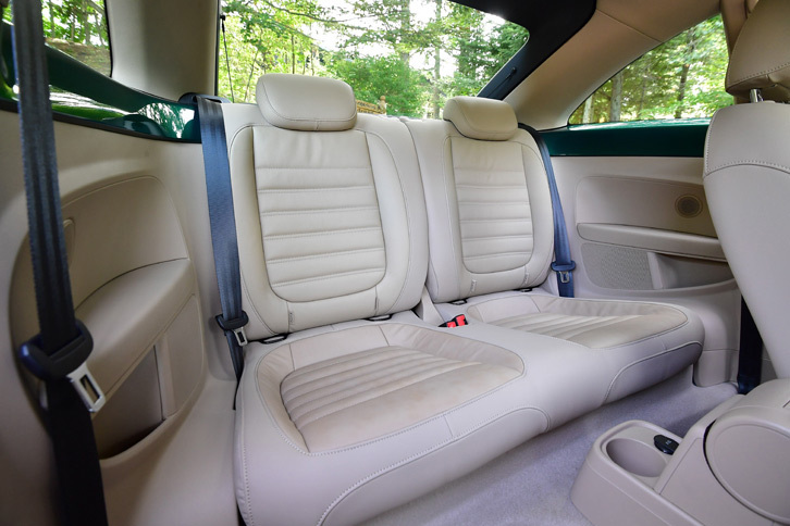 リアシートの定員は2人。フロントシートほどではないが、座面は余裕のあるつくり。