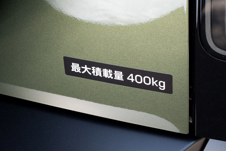 貨物用途のバンなのでテールゲートには最大積載量を示すステッカーが貼られている。
