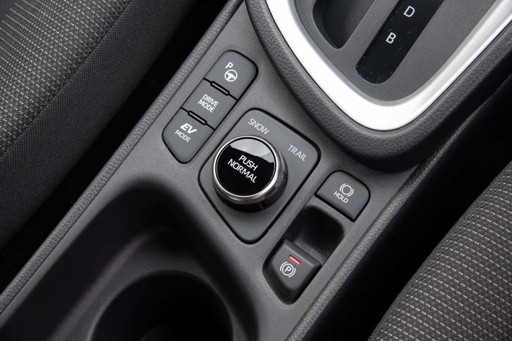 4WDシステムはハイブリッド車が後輪をモーターで回す「E-Four」で、純ガソリン車がトルクスプリット型の「ダイナミックトルクコントロール4WD」。シフトセレクターの後方にモードセレクターがレイアウトされる。