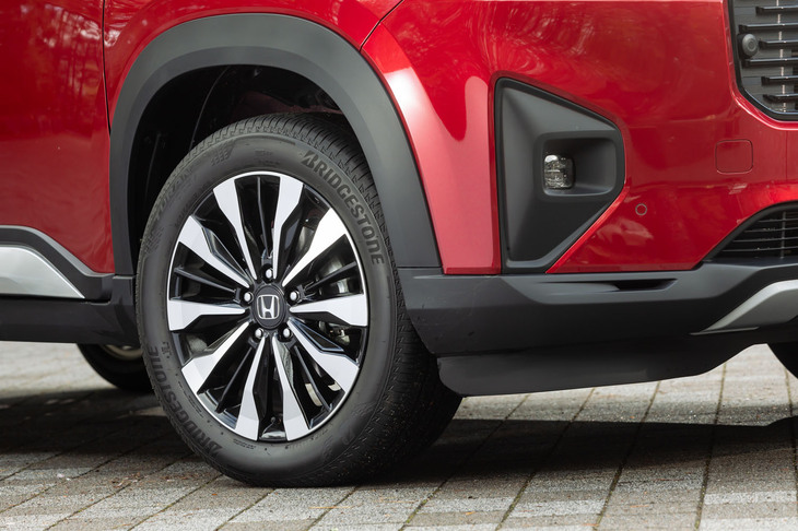 タイヤ＆ホイールは17インチがおごられている。この試乗車は「ブリヂストン・トランザT005A」を履いていた。