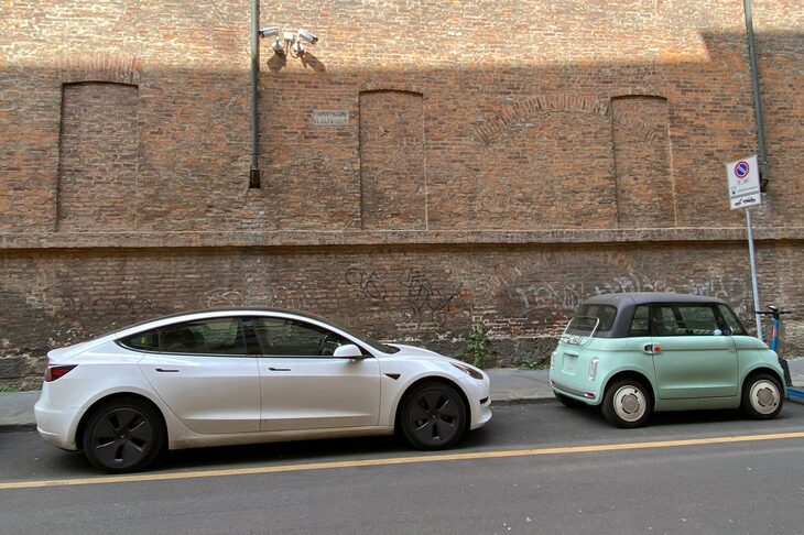 「テスラ・モデル3」（写真向かって左）と。