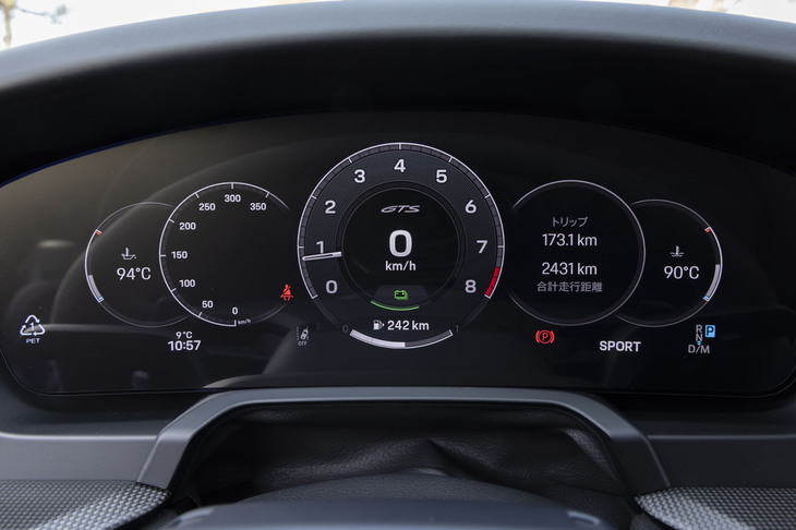 液晶式のメーターパネルに伝統の5連メーターを表示したところ。ターボエンジンなのに最高出力はレッドゾーン至近の7500rpmで得られる。