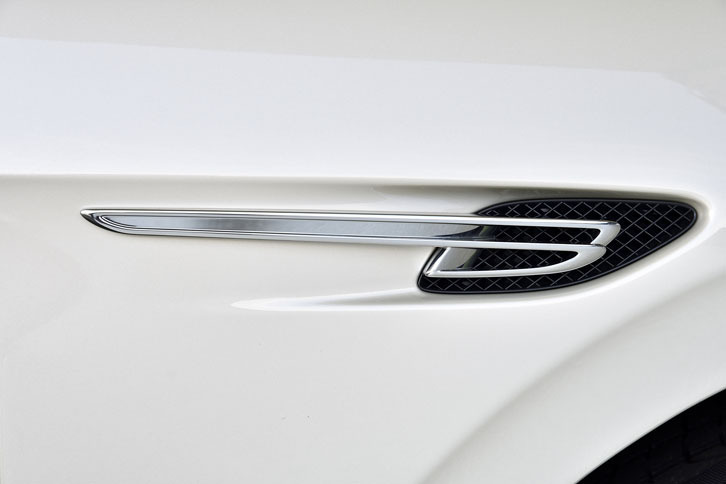 前ホイールアーチの後方に設置されたエアアウトレット。「B」をかたどったオーナメントが装着されている。