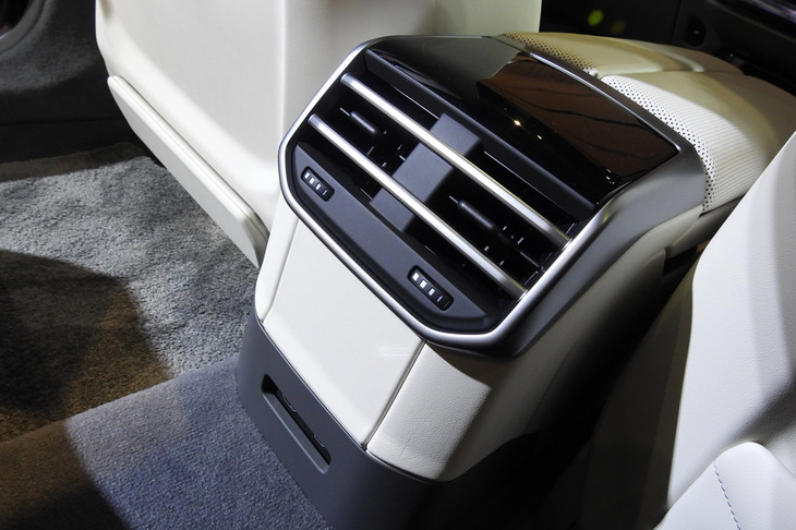 BMW i7 M70 xDrive（後席用空調）