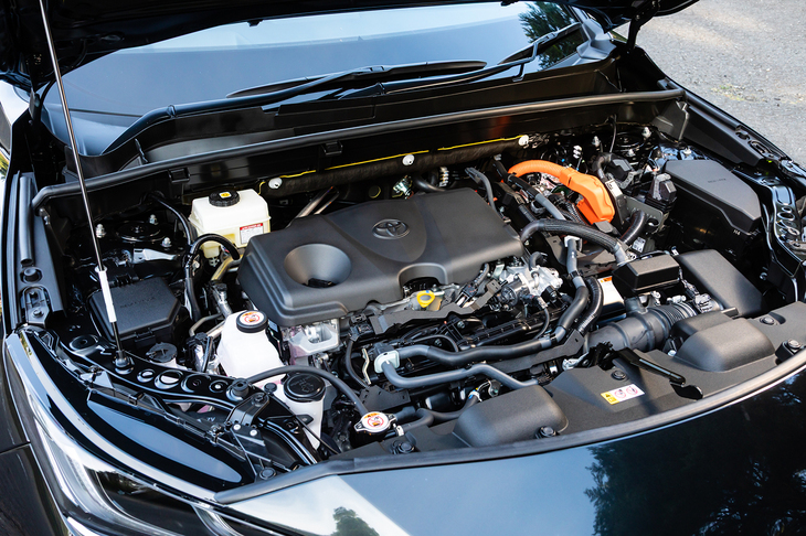 パワーユニットは2.5リッターのハイブリッド。リアのモーターも合わせたシステム全体では最高出力222PSを発生する。