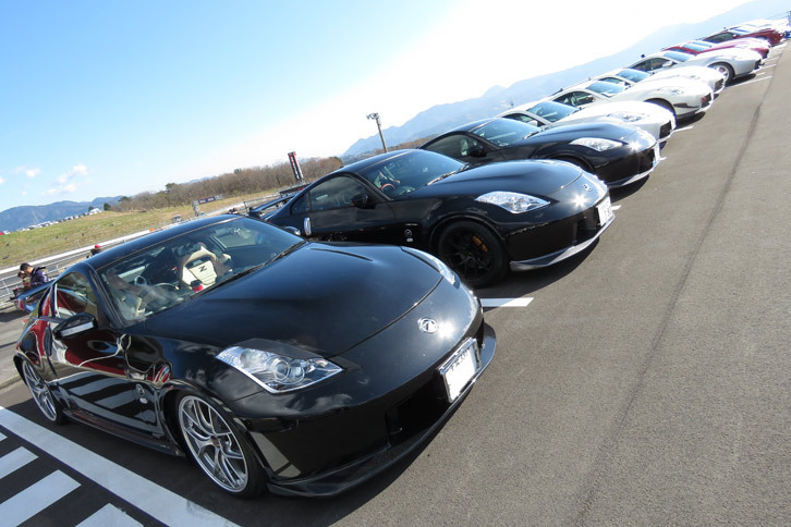 「フェアレディZ」については、現行型のZ34より、先代のZ33の方が台数が多かった。