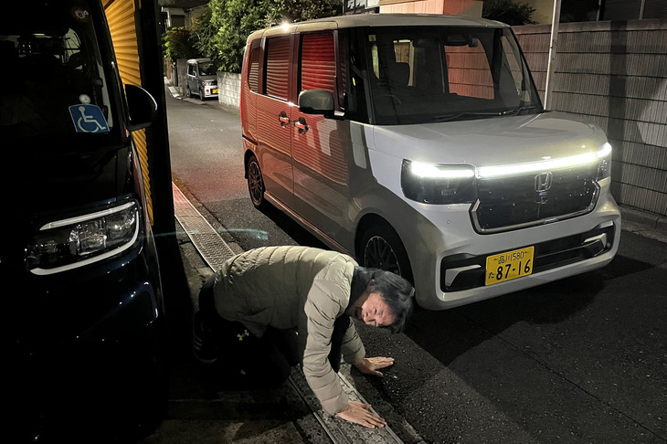 新型「N-BOXカスタム ターボ」の走りに感服。思わず土下座だ。そのフィーリングは「最善か無か」時代のメルセデス・ベンツを思い出させるものだった。「首都高でポルシェを追い回せるハンドリング」が、わが「タント」の自慢。しかしN-BOXカスタム ターボなら、ポルシェをブチ抜けるかもしれん。