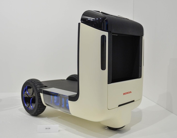 車体の多くの部分が荷台にあてられる、物流用自動運転プラットフォーム「3E-C18」。車体右側面（写真で青く見える部分）に「モバイルパワーパック」を挿入して使う。