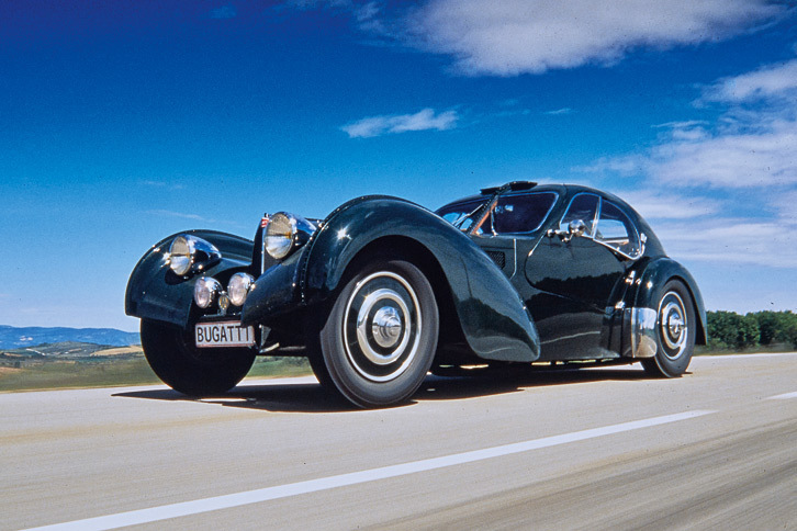 「ブガッティ・タイプ57SCアトランティック」
	ブガッティが1930年代に製造していた高級車が「タイプ57」。ローダウンされたシャシーにスーパーチャージャー付きのハイパワーエンジンを搭載したモデルが「タイプ57SC」である。アトランティックはエットーレ・ブガッティの息子ジャンがデザインしたモデルで、プロトタイプにマグネシウム合金が使われたために溶接ができず、リベット留めを採用したことで特異な造形になった。