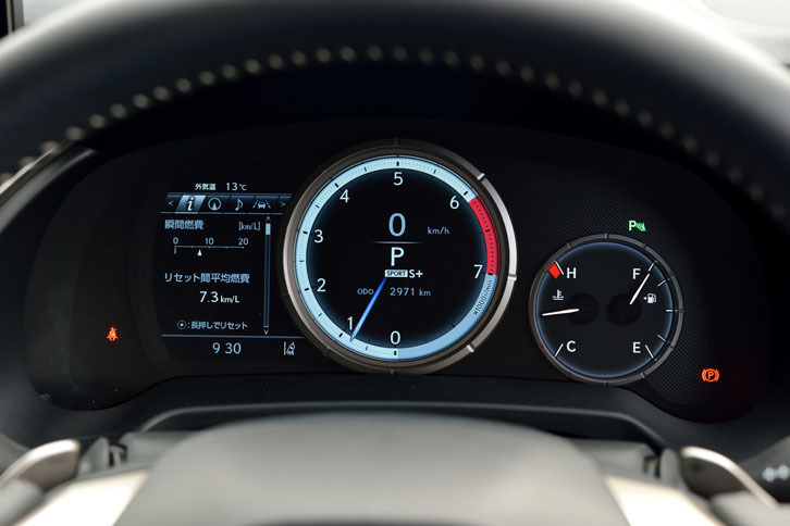 “Fスポーツ”専用デザインの計器盤。左側のインフォメーションディスプレイには、車体にかかるGや、ターボチャージャーの過給圧、燃費などを含む、さまざまな車両情報が表示される。