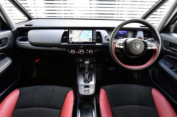 ブラック×ボルドーレッドのコントラストが鮮やかな「フィットe:HEV Modulo X」のインテリア。ほかに、ブラック単色のインテリアカラーも選べる。