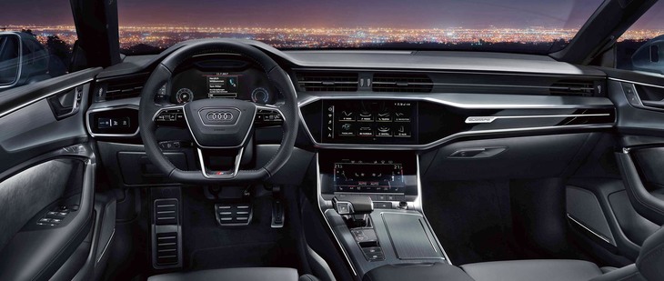 さまざまなディスプレイが組み合わされたコックピット周辺部。インフォテインメントシステムの充実もセリングポイントのひとつ。