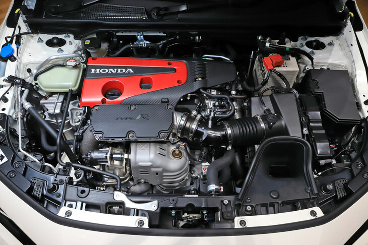 パワーユニットには改良を加えた2リッター直4ターボエンジンを採用。従来型より高出力化、高レスポンス化が図られているというが、詳細なスペックは明らかにされていない。