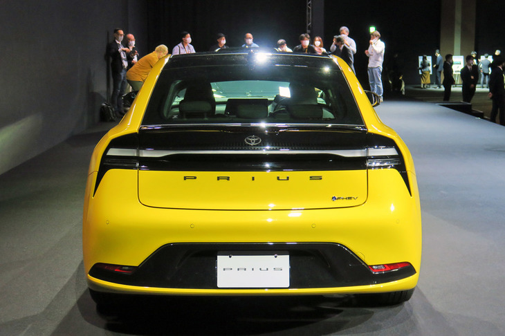 トヨタ・プリウス2.0L PHEVプロトタイプ（リアビュー）
