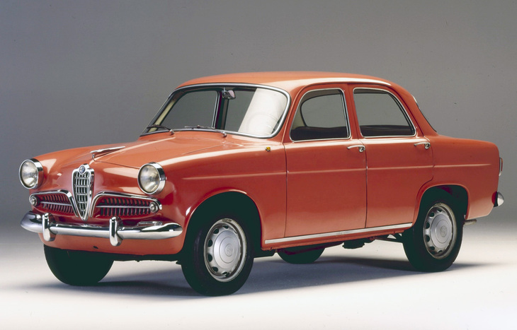 1955年「アルファ・ロメオ・ジュリエッタ ベルリーナ」。クーペより遅れて登場した4ドアセダン。