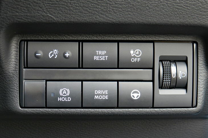 三菱eKクロスEV P（ダッシュボード右下端の操作パネル）