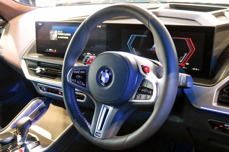 BMW XM（ステアリングホイール）