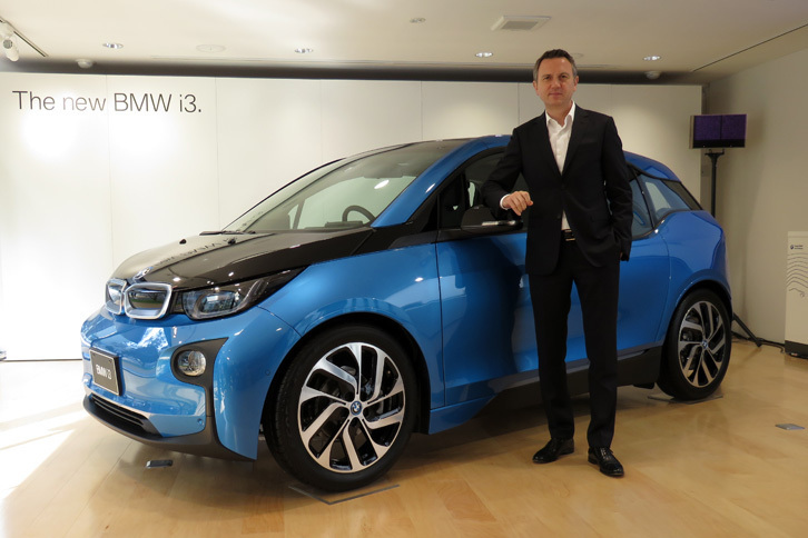 BMWジャパン代表取締役社長のペーター・クロンシュナーブル氏と、「BMW i3」。