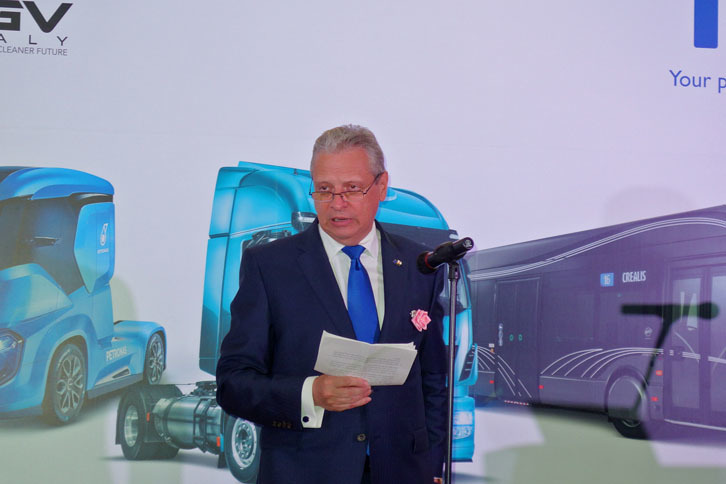 日本駐在EU大使のヴィオレル・イスティチョアイア＝ブドゥラ氏。イベコと両備ホールディングスとの協力関係樹立にお祝いの言葉を寄せた。