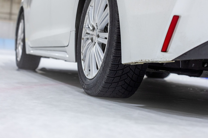 今回は氷上とドライの一般道、そしてウエット路面という3つのステージで、最新の「X-ICE SNOW＋」と2020年に登場した「X-ICE SNOW」との比較試走を行った。