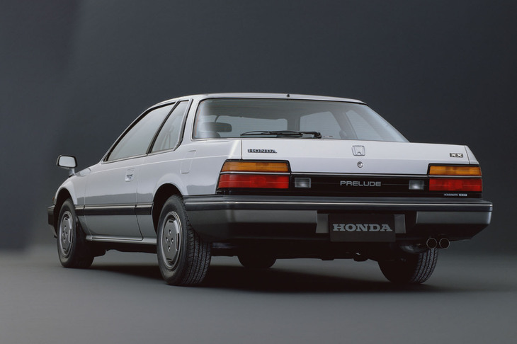 2代目「プレリュード」は、後ろ姿も平べったい。日本車ばなれしたムードを醸し出していた。