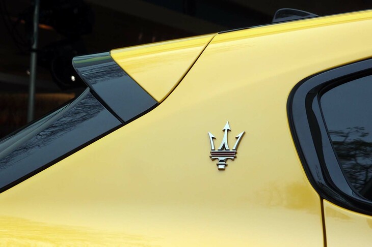 マセラティ・グレカーレ（Cピラー部のエンブレム）