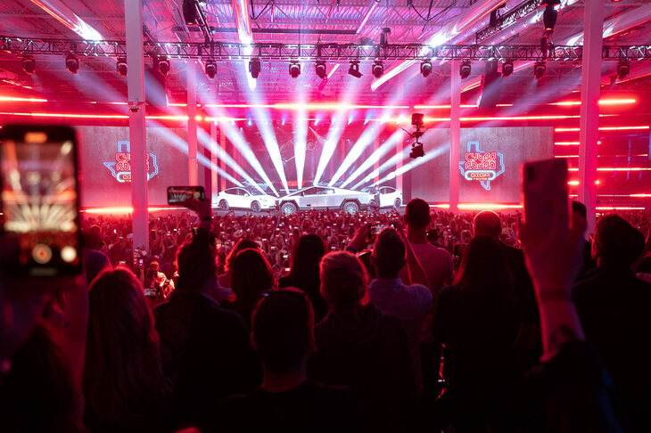 テキサスのギガファクトリーオープン記念イベント（2022年4月）より。「サイバートラック」の市販モデルがお披露目される様子。