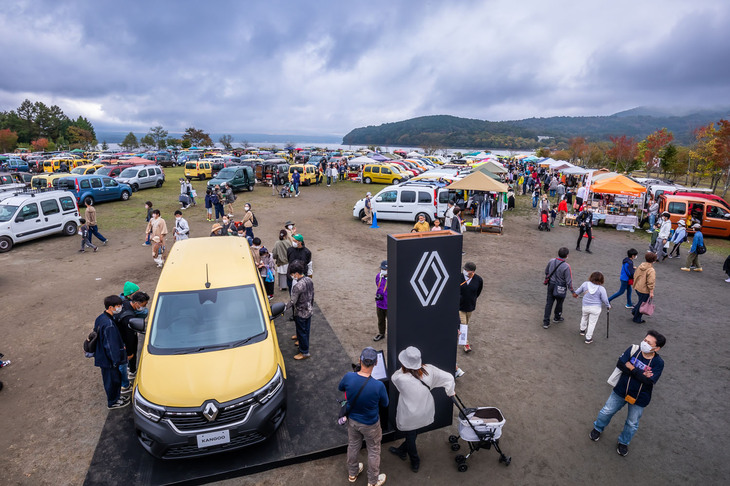 新型「ルノー・カングー」の前には、記念写真を撮ろうという参加者が後を絶たなかった。日本仕様には人気の高い観音開きの「ダブルバックドア」や無塗装の前後バンパーが採用される。