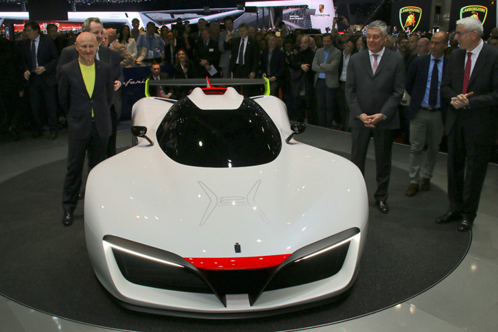 ピニンファリーナの燃料電池スポーツカー「H2スピード」。車両左はデザインディレクターのファビオ・フィリッピーニ氏、車両右はパオロ・ピニンファリーナ会長。