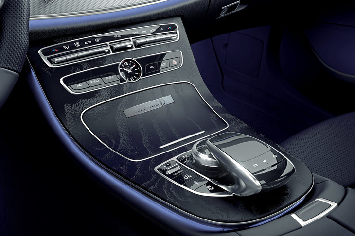 センターコンソールの「Laureus」バッジ。