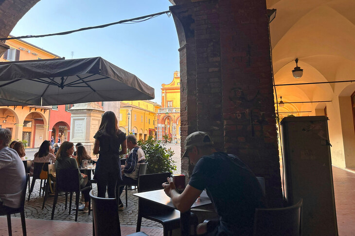 こちらはグエルチーノ広場を臨むカフェ。ここでもフェルッチョは、通り過ぎる女性を愛（め）でていたに違いない。