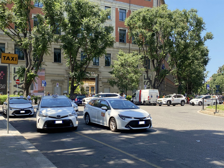 2022年6月、ミラノ・トルトーナ地区にて。写っているタクシーは、すべてトヨタ車である。