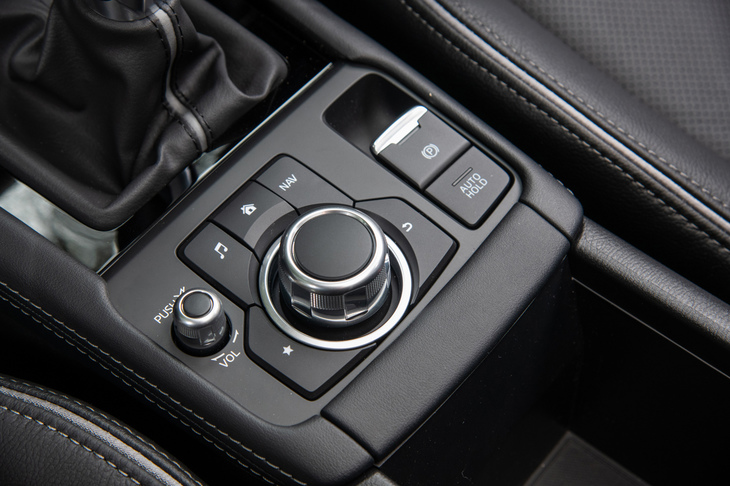 インフォテインメントシステムのコントローラー等が装備されたセンターコンソール。今回の改良により、パーキングブレーキは電子制御式となった。